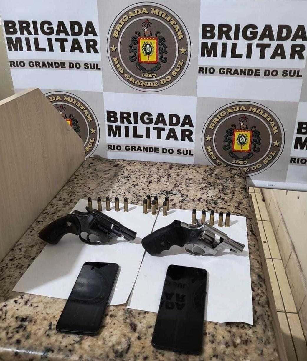 SEGURANÇA - BM prende dois homens e apreende duas armas em Caraá 